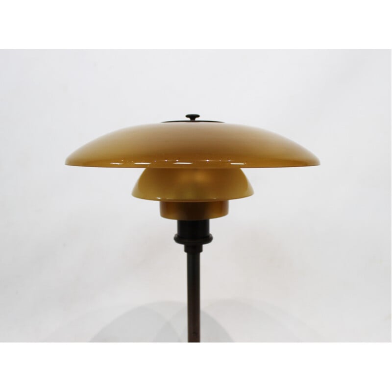 Lampe de table vintage PH 32 avec des nuances de verre ambré et un cadre en laiton bruni, par Poul Henningsen, 1930