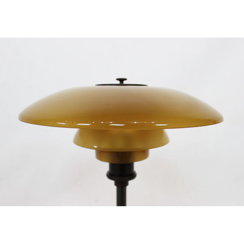 Vintage PH 32 tablelamp with shades of amber colored glass and frame of burnished brass, by Poul Henningsen,1930s