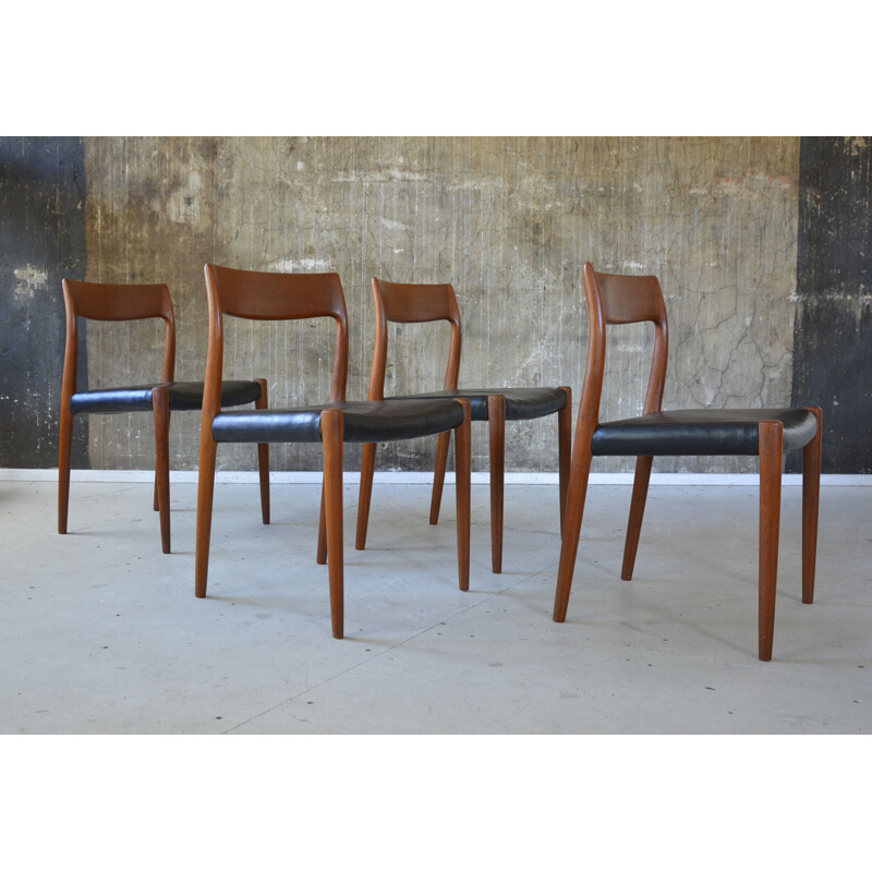 Suite de 4 chaises "77" J.L. Mollers Mobelfabrik en teck et cuir, Niels O. MOLLER - 1960
