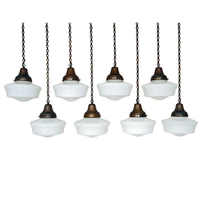 Lot de 8 lampes vintage de chapelle en cuivre cuivreux blanc opalin Art déco industriel 1930