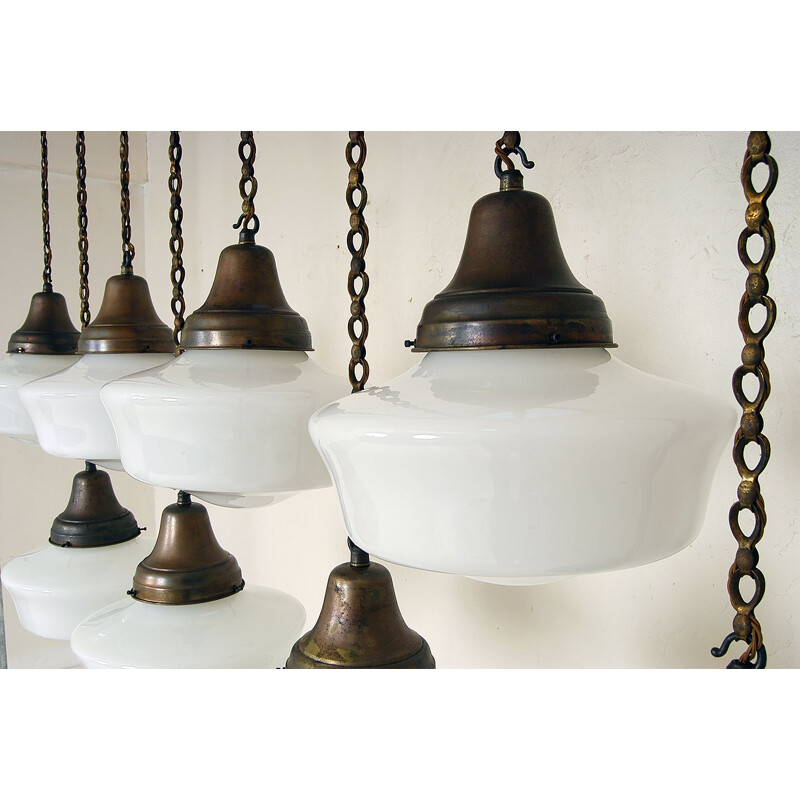 Lot de 8 lampes vintage de chapelle en cuivre cuivreux blanc opalin Art déco industriel 1930