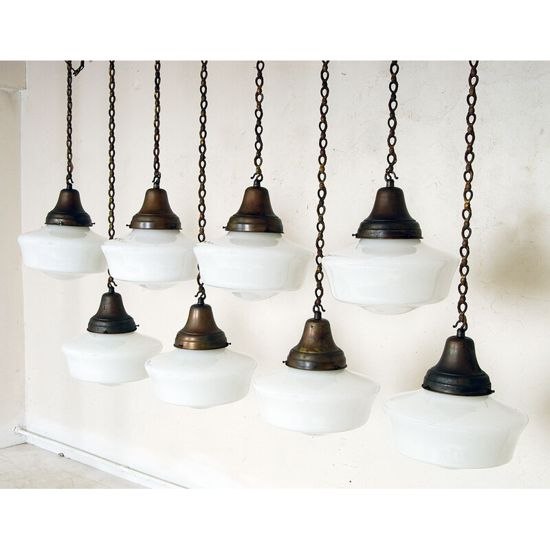 Lot de 8 lampes vintage de chapelle en cuivre cuivreux blanc opalin Art déco industriel 1930