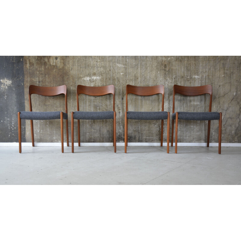 Ensemble de 4 chaises scandinaves en teck et tissu gris - 1960