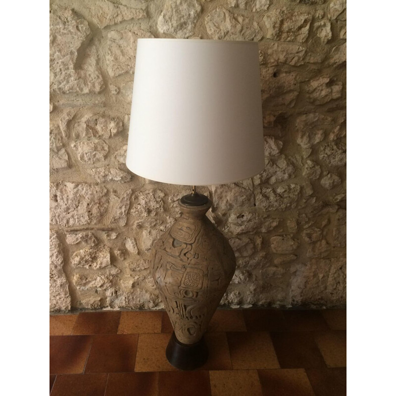Lámpara de pie escultórica de cerámica y latón de 1960