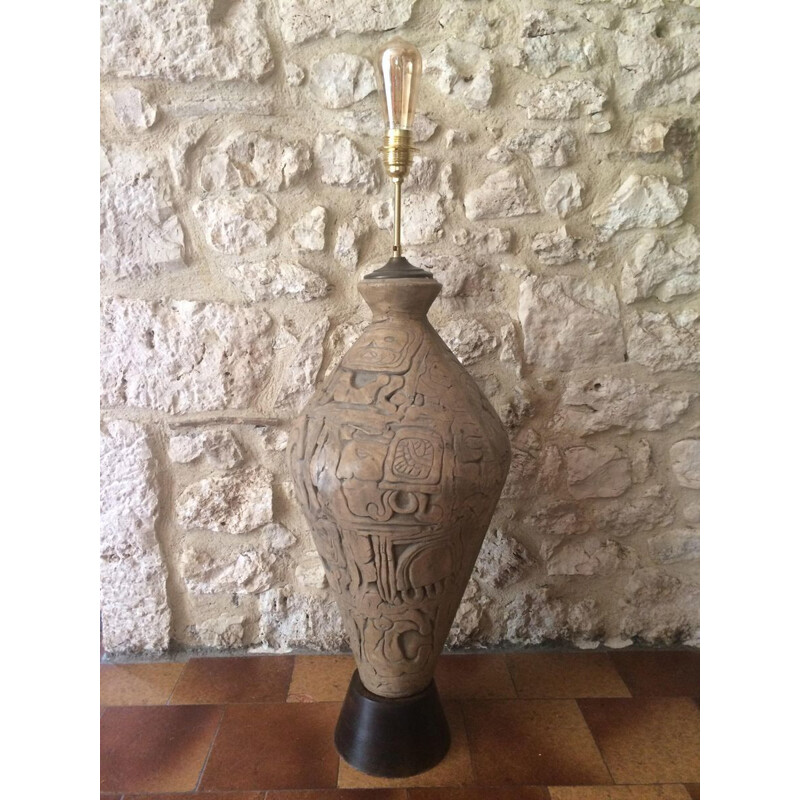 Lámpara de pie escultórica de cerámica y latón de 1960
