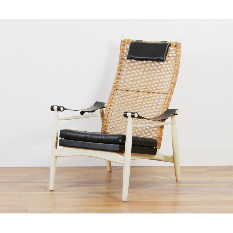 Jonkers white lounge armchair with black seat, P. J. MUNTENDAM - 1950s