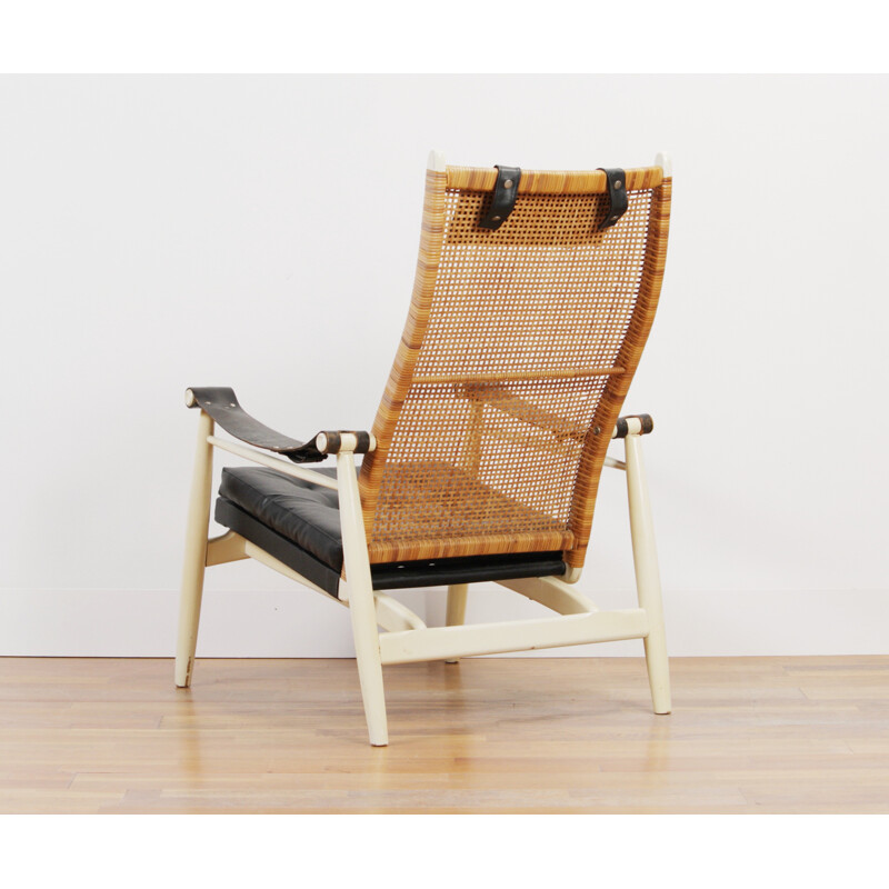 Jonkers white lounge armchair with black seat, P. J. MUNTENDAM - 1950s