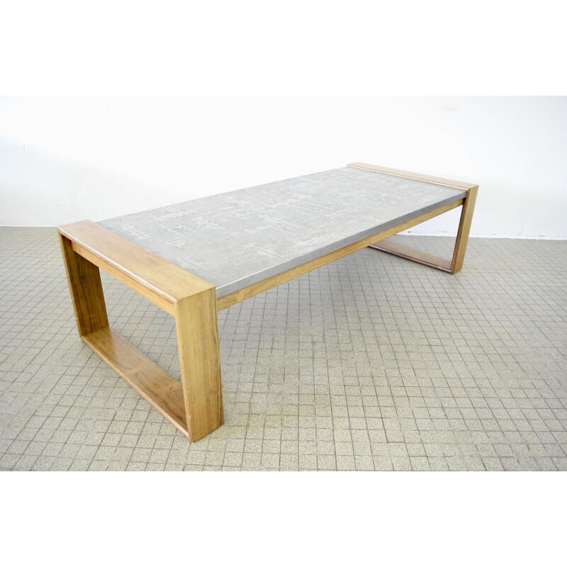 Table basse vintage avec cadre en chêne et métal brutaliste gravé