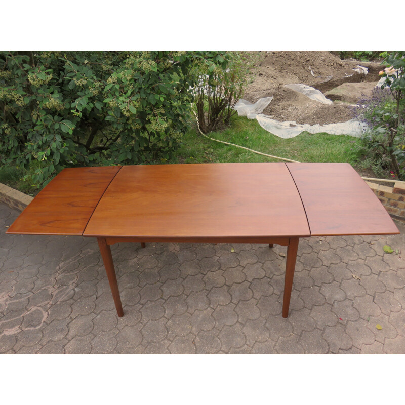 Vintage teak extensible table with rounded edges. Denmark 1960