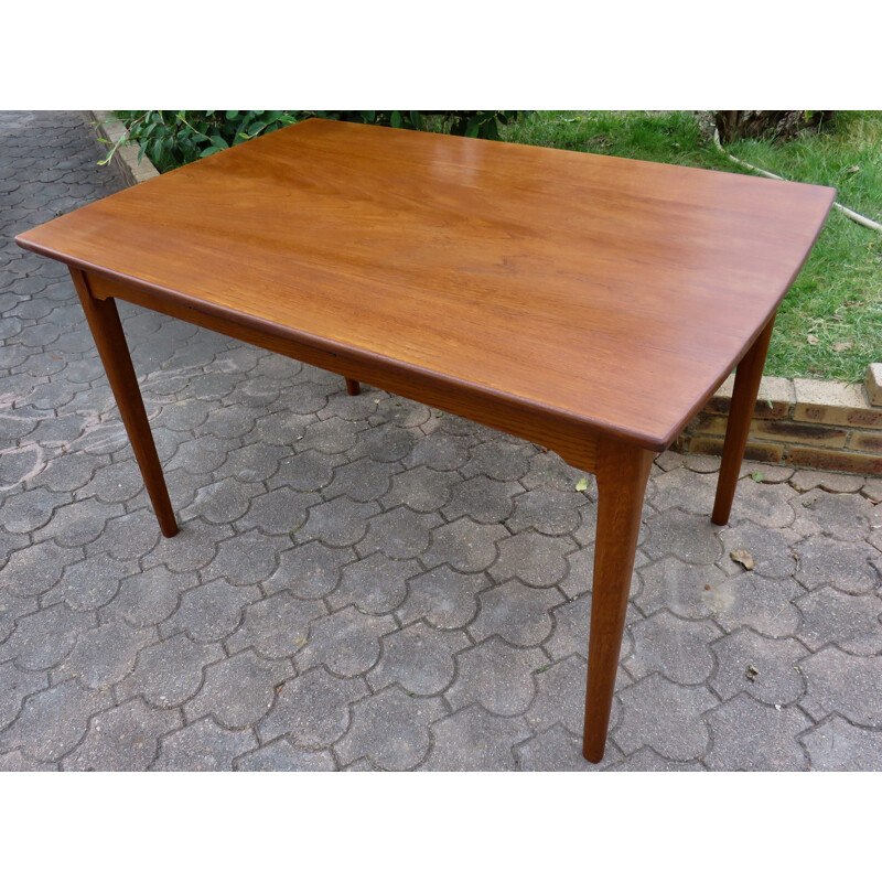 Vintage teak extensible table with rounded edges. Denmark 1960