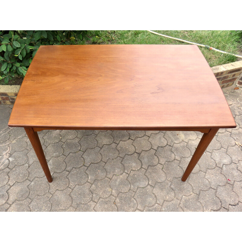 Vintage teak extensible table with rounded edges. Denmark 1960