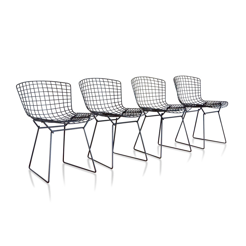 Série de 4 chaises vintage "Wire" d'Harry Bertoia pour KNOLL noir 1960