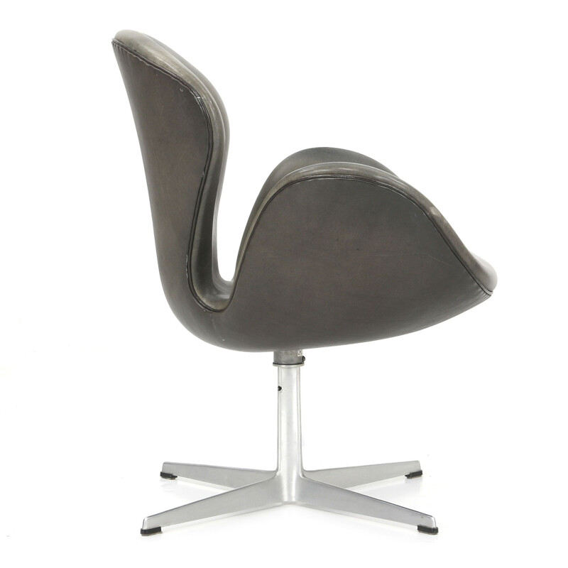 Vintage grey leather swivel armchair by Arne Jacobsen Fritz Hansen 1970