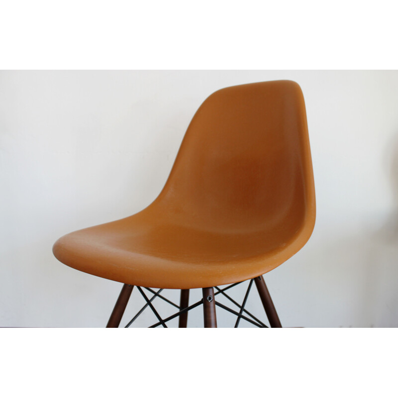 Chaise d'appoint vintage Vitra en fibre de verre DSW Nouvelle génération