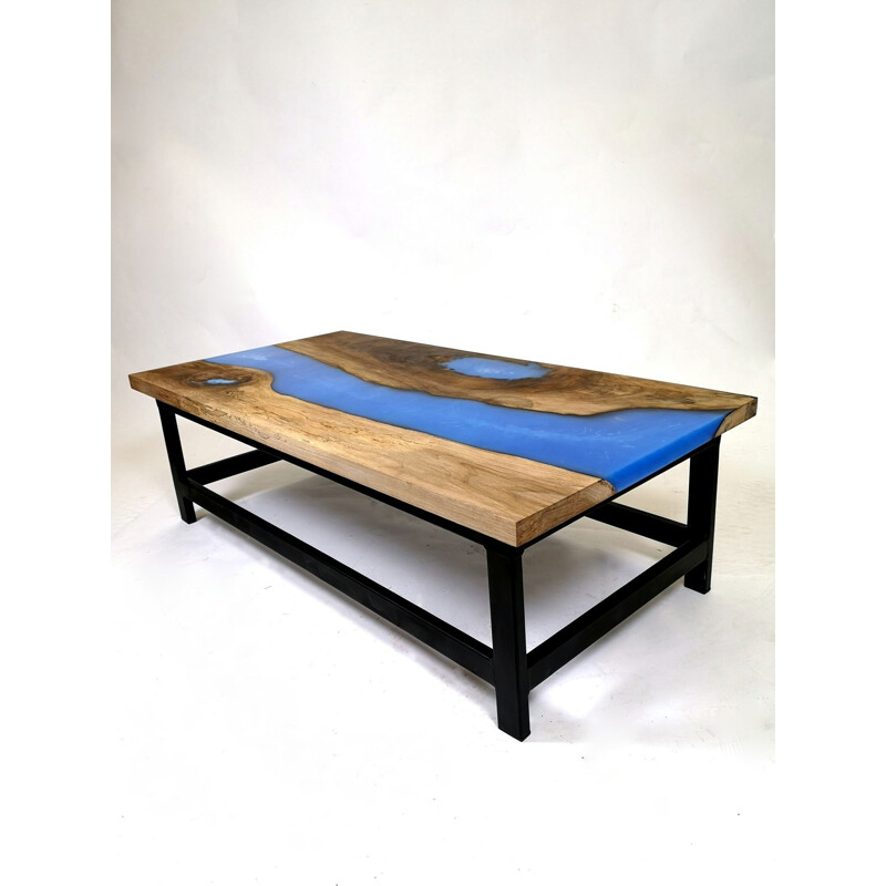 Tavolino vintage in noce con gambe in acciaio e resina epossidica blu