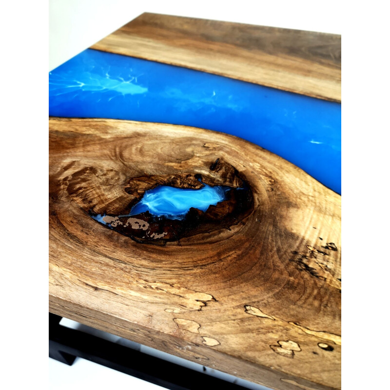 Mesa de café nogueira vintage com resina epóxi azul e pernas de aço