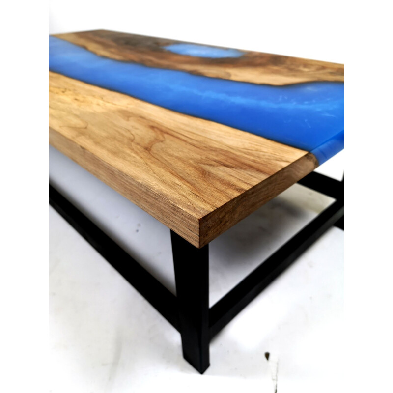 Table basse vintage en noyer avec résine époxy bleue et pieds en acier