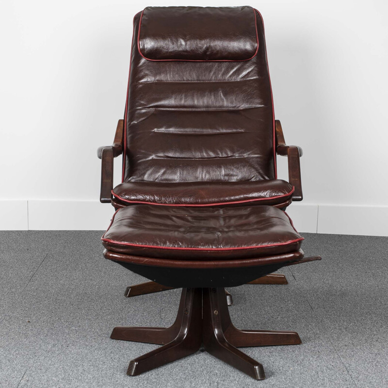 Vintage Reclining leather chair with matching foot stool. By Berg Furniture, Denmark. 1970s