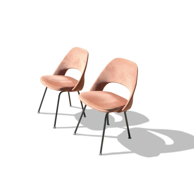 Pair of vintage chairs by Eero Saarinen 
