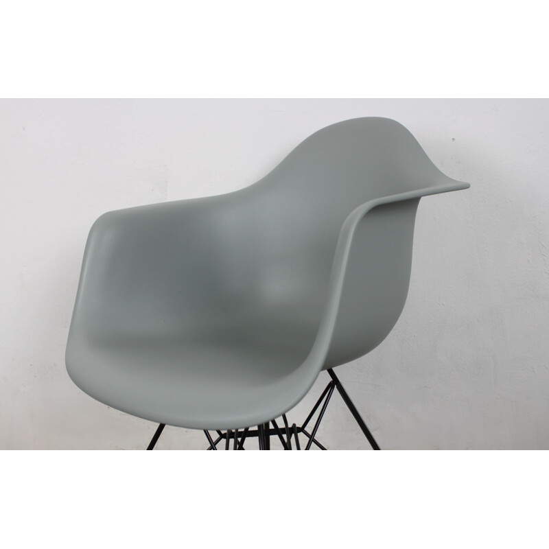Fauteuil gris vintage en plastique Vitra Eames DAR Ray et Charles Eames