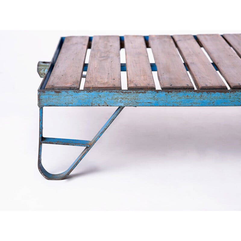 Table basse industrielle vintage bleue en métal et bois, Tchécoslovaquie 1950