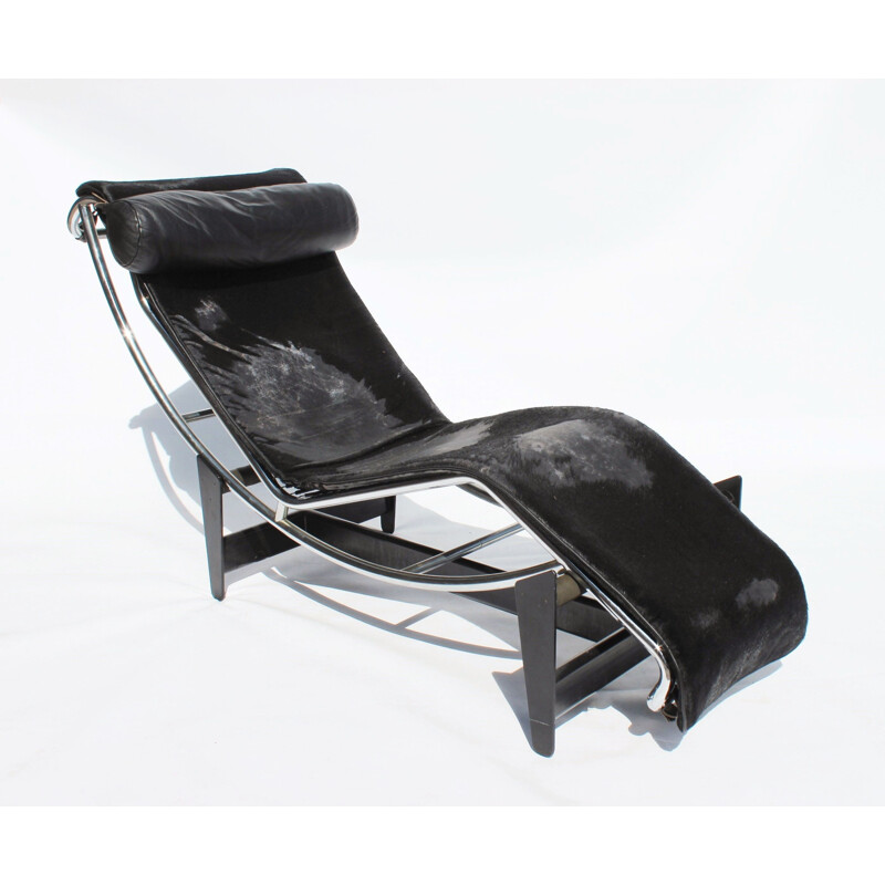 Zwart gepatineerde koeienhuid fauteuil LC4 Cassina 1965