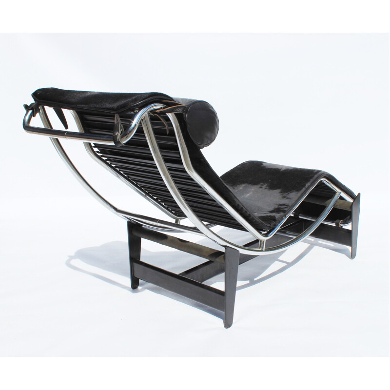 Zwart gepatineerde koeienhuid fauteuil LC4 Cassina 1965