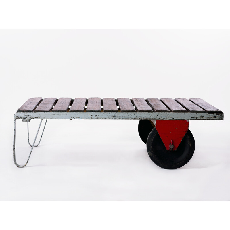 Table basse industrielle rouge en métal et bois - 1950 
