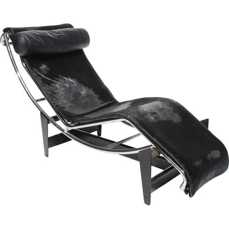 Zwart gepatineerde koeienhuid fauteuil LC4 Cassina 1965