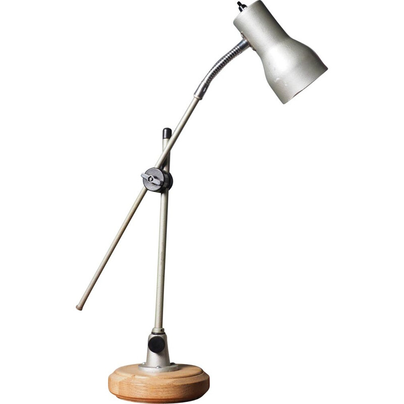 Lampe vintage industrielle en métal argenté à angle sur socle circulaire en bois