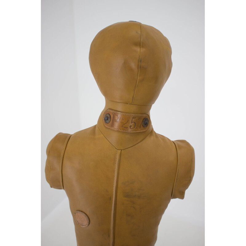 Mannequin de frappe vintage en cuir sur un support en métal lourd, Tchécoslovaquie