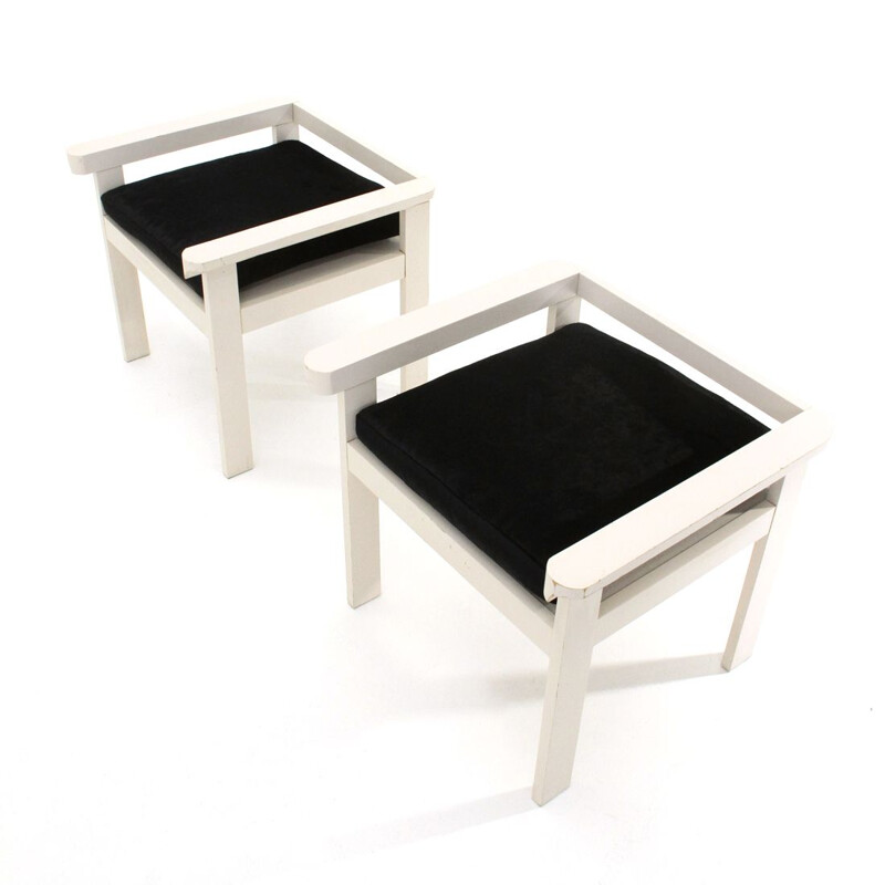 Paire de chaises vintage en bois laqué blanc et coussin en velours noir 1960