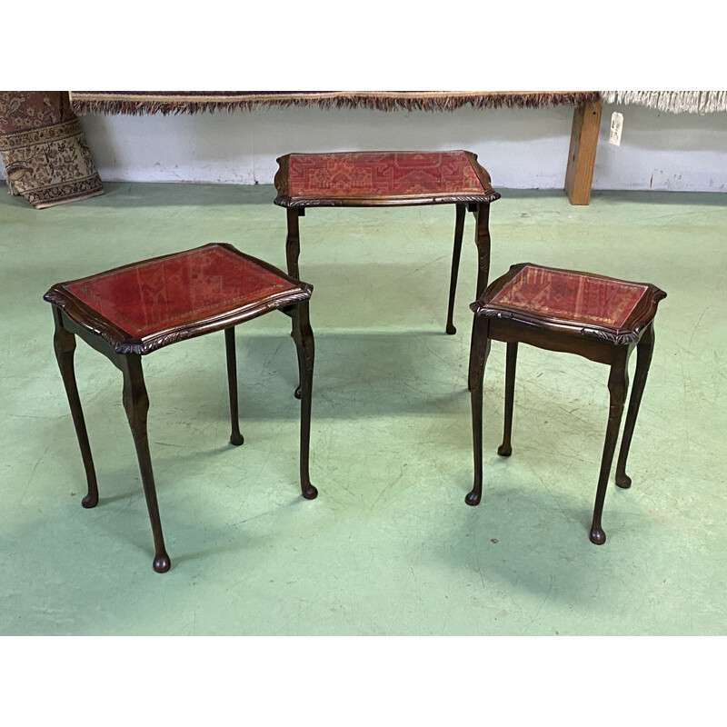 Tables gigognes anglaises en acajou et dessus cuir recouvert d’une plaque de verre - années 1950