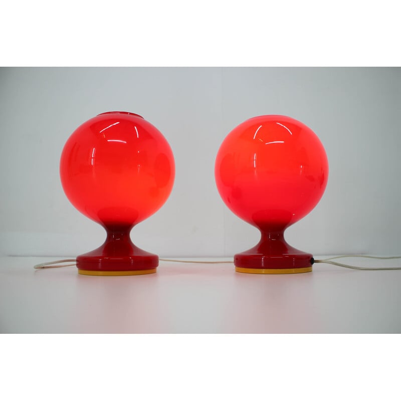 Par de lámparas de mesa vintage de vidrio rojo de 60w de Stepan Tabery 1960