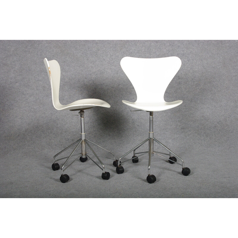 Set of Fritz Hansen white chairs, Arne JACOBSEN - 1980s