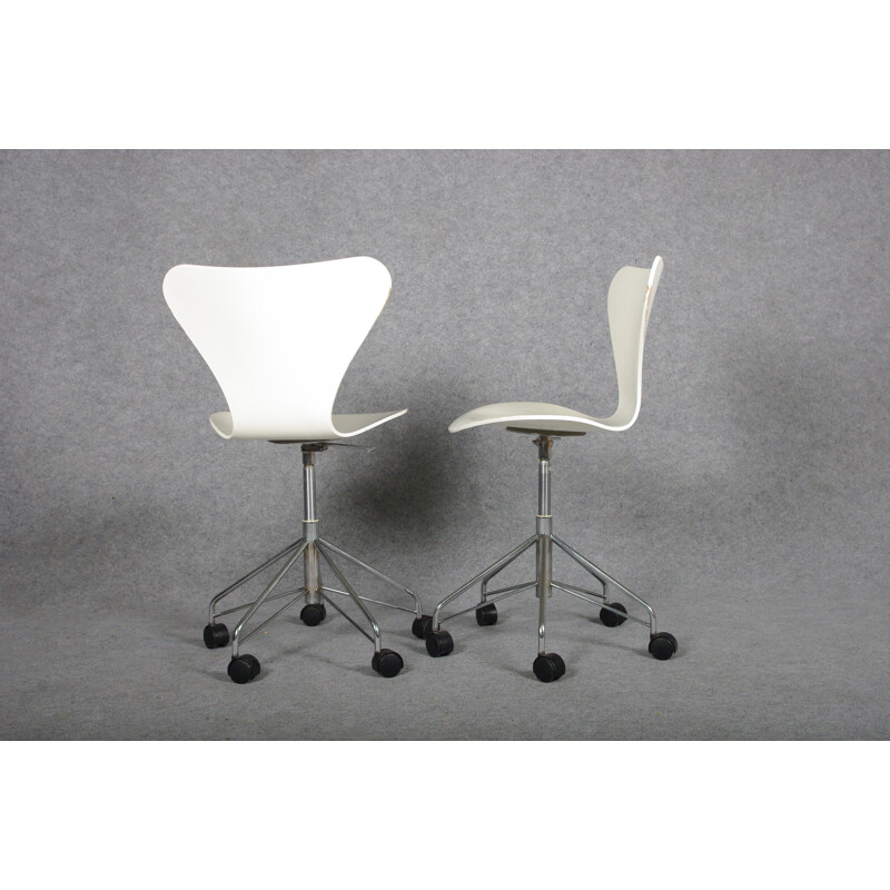 Set of Fritz Hansen white chairs, Arne JACOBSEN - 1980s