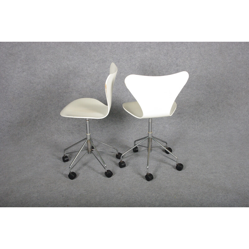 Set of Fritz Hansen white chairs, Arne JACOBSEN - 1980s