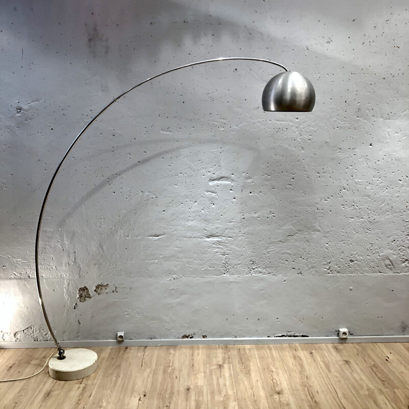 Lampadaire vintage Arco en inox brossé avec le pied en travertin 1970