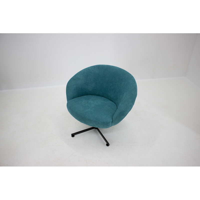 Blauwe draaibare fauteuil vintage Tsjecho-Slowakije 1970