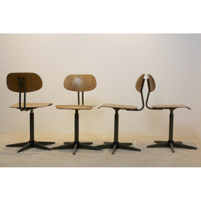 Ensemble de 5 chaises industrielles pivotantes en contreplaqué - 1960
