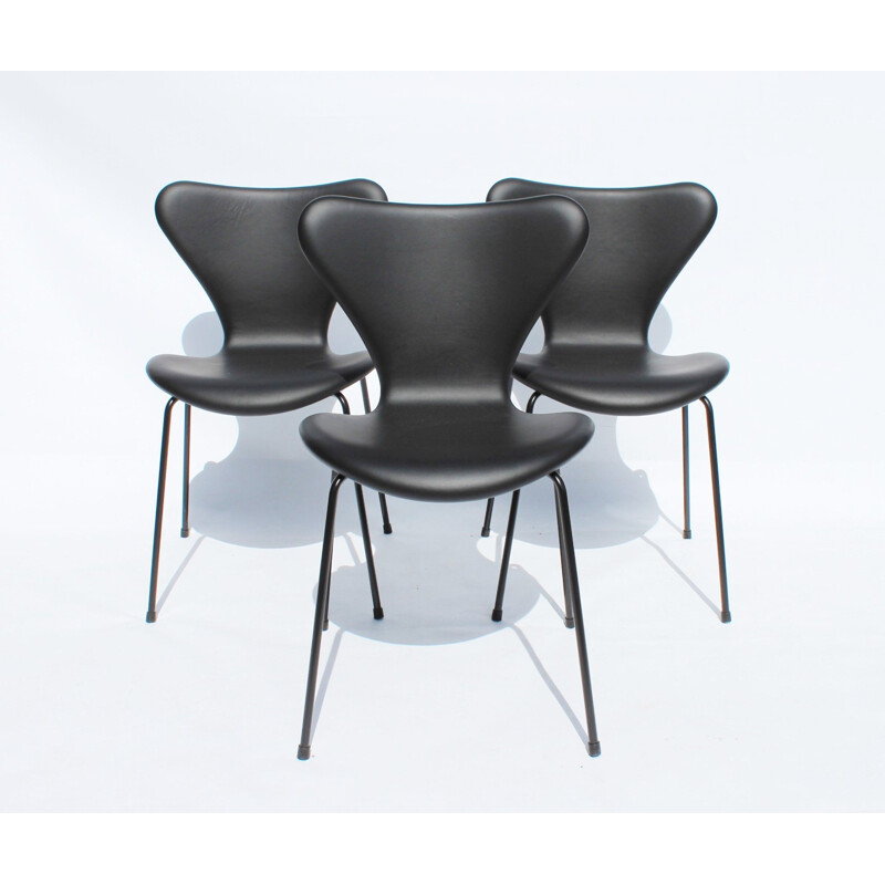 Set of 3 vintage chairs model 3107 by Arne Jacobsen for Fritz Hansen, 2016