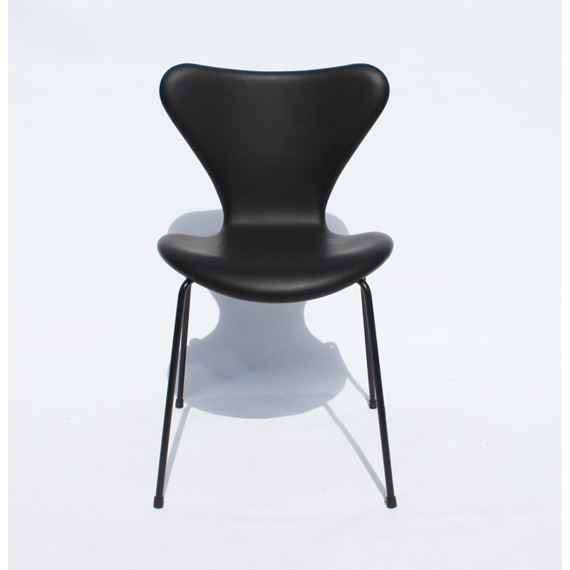 Conjunto de 3 sillas vintage modelo 3107 de Arne Jacobsen para Fritz Hansen, 2016.