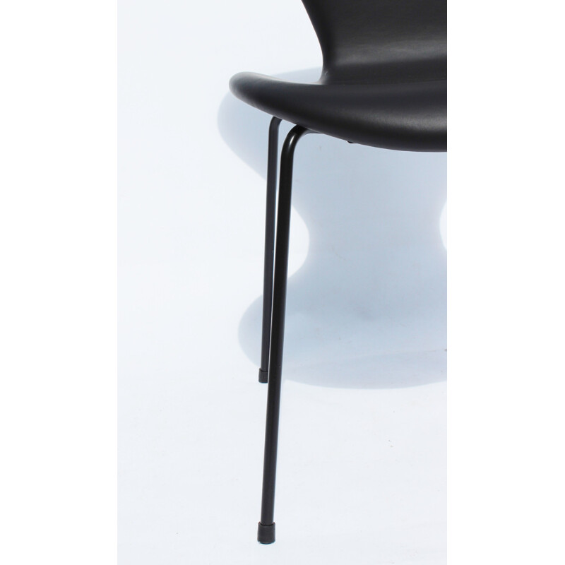 Set of 3 vintage chairs model 3107 by Arne Jacobsen for Fritz Hansen, 2016