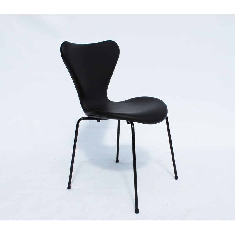 Conjunto de 3 sillas vintage modelo 3107 de Arne Jacobsen para Fritz Hansen, 2016.