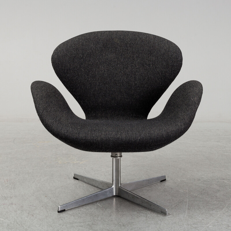 Fauteuil noir vintage "Swan" de Arne Jacobsen