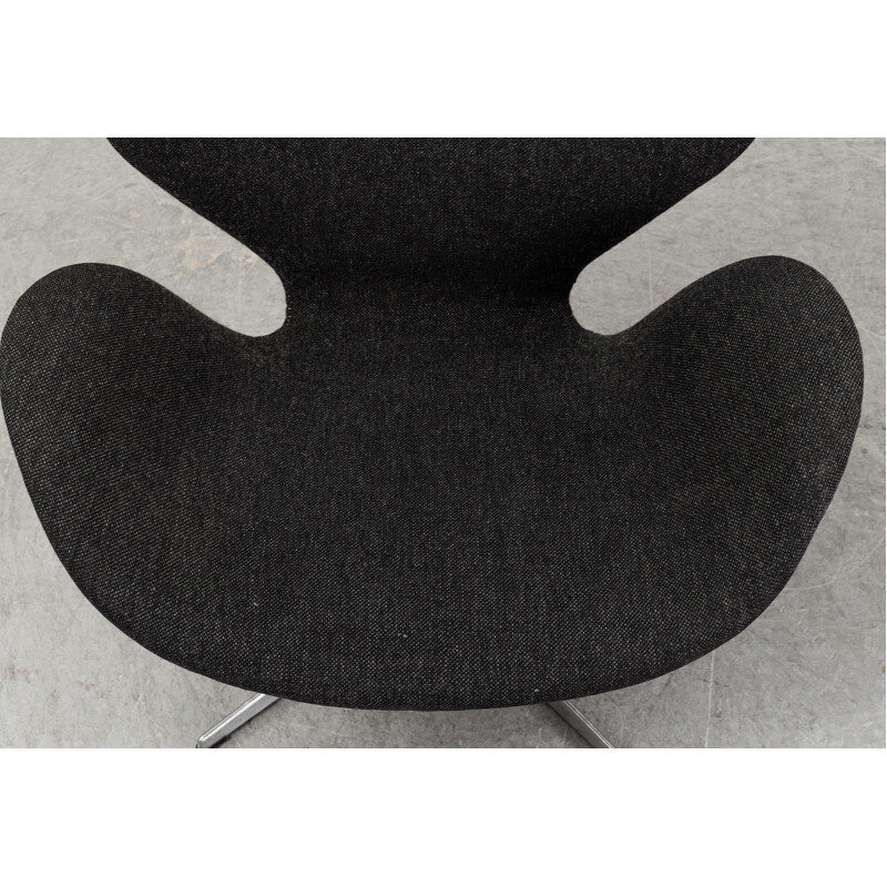 Vintage black "Swan" armchair by Arne Jacobsen