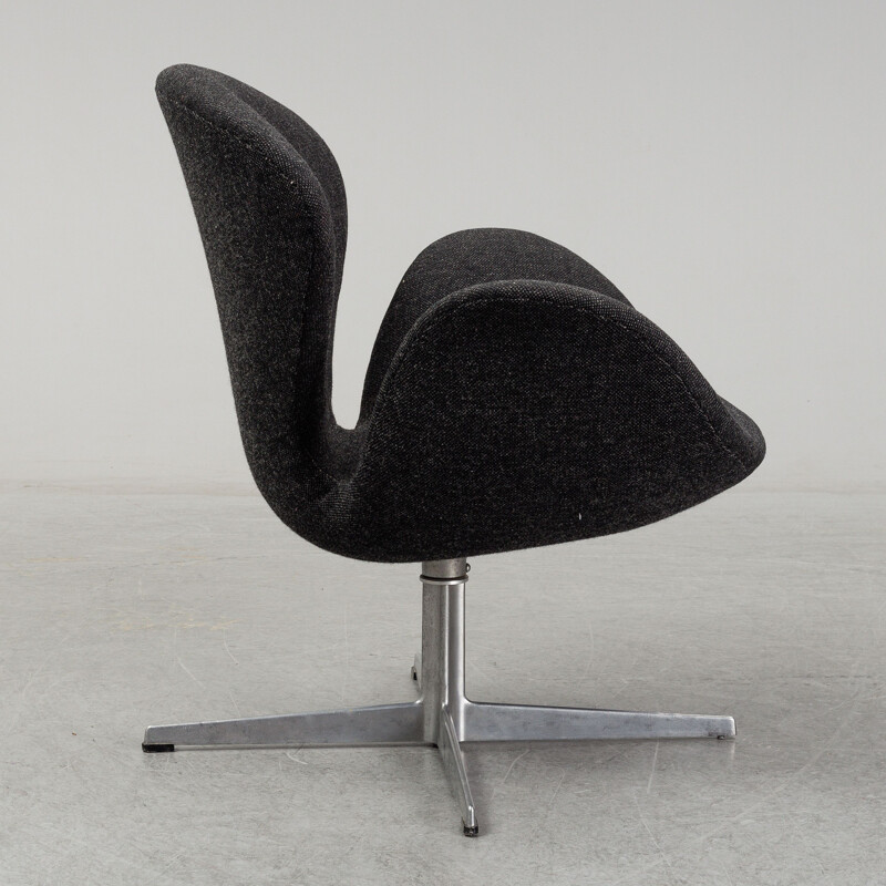 Fauteuil noir vintage "Swan" de Arne Jacobsen