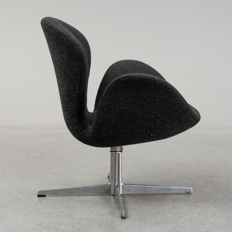 Vintage black "Swan" armchair by Arne Jacobsen