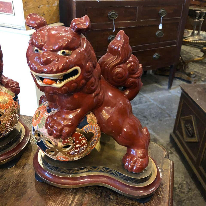 Paire de Pho Dogs vintage chinois en céramique sur un socle en bois peint à la main 1950