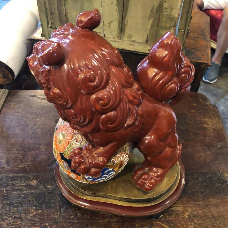 Paire de Pho Dogs vintage chinois en céramique sur un socle en bois peint à la main 1950